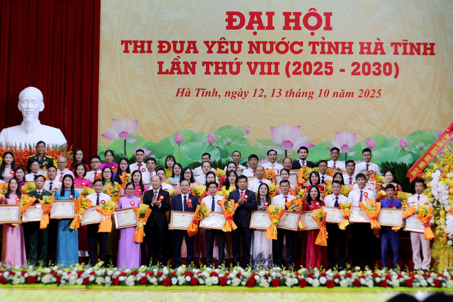 2MM88.com trò chơi casino và slot vinh danh 100 điển hình tiêu biểu xuất sắc toàn tỉnh giai đoạn 2020-2025. z7111041201128-d7944f89e006b80720b61d0f69229319.jpg