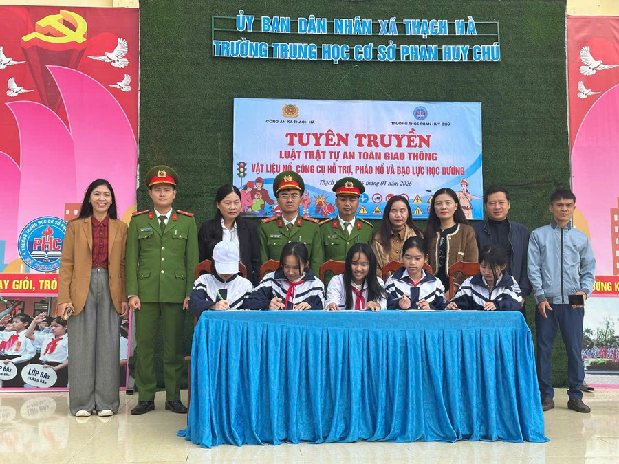 Trung Tâm Đăng Nhập MM88 Chính Thức Mới và MM886 slot game, bắn cá, lô đề, đá gà Trường THCS Phan Huy Chú (Thạch Hà, Hà Tĩnh) ký cam kết phòng chống bạo lực học đường trong trường học. z7399778764564-680566a975952611e229cd990cf109a0.jpg