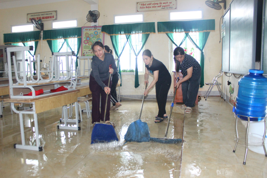 Các trường học Hà Tĩnh khẩn trương khắc phục thiệt hại do bão đảm bảo hoàn thành trước 5/9. img-7199.jpg