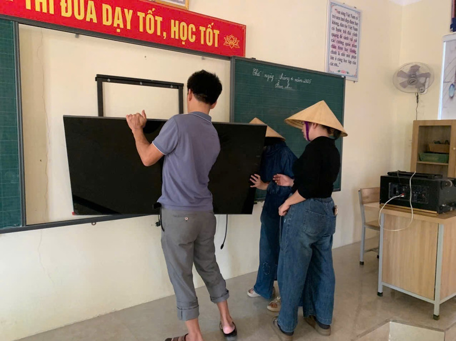 Ti vi, thiết bị, đồ dùng phục vụ giảng dạy đã được thầy cô Trường Tiểu học Cẩm Duệ di dời đến nơi cao, đảm bảo không bị hư hỏng do mưa bão. z6939538603314-005b3693ed74ce64452fd58a9a764e40.jpg