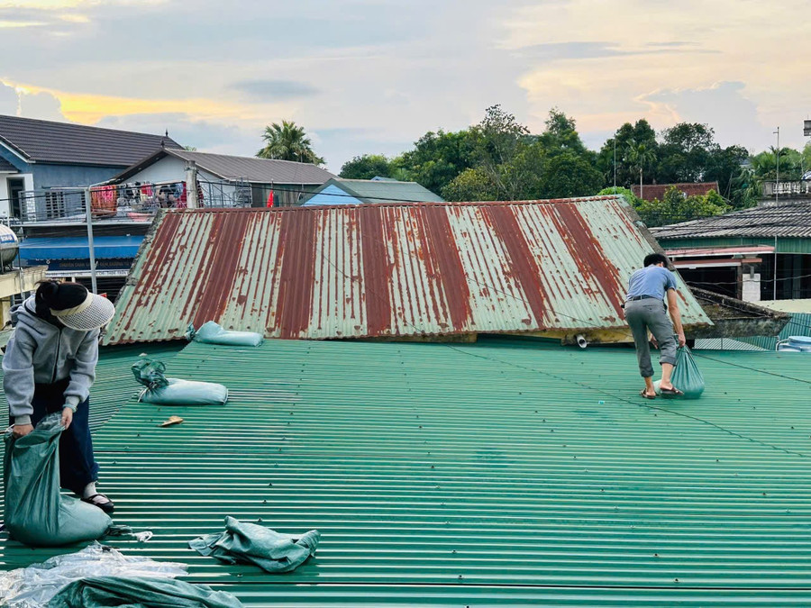 Các trường học gia cố lại mái tôn tránh gió lớn làm tốc mái. z6939538535660-331152fbfaac3fb6a240f93d0627065f.jpg