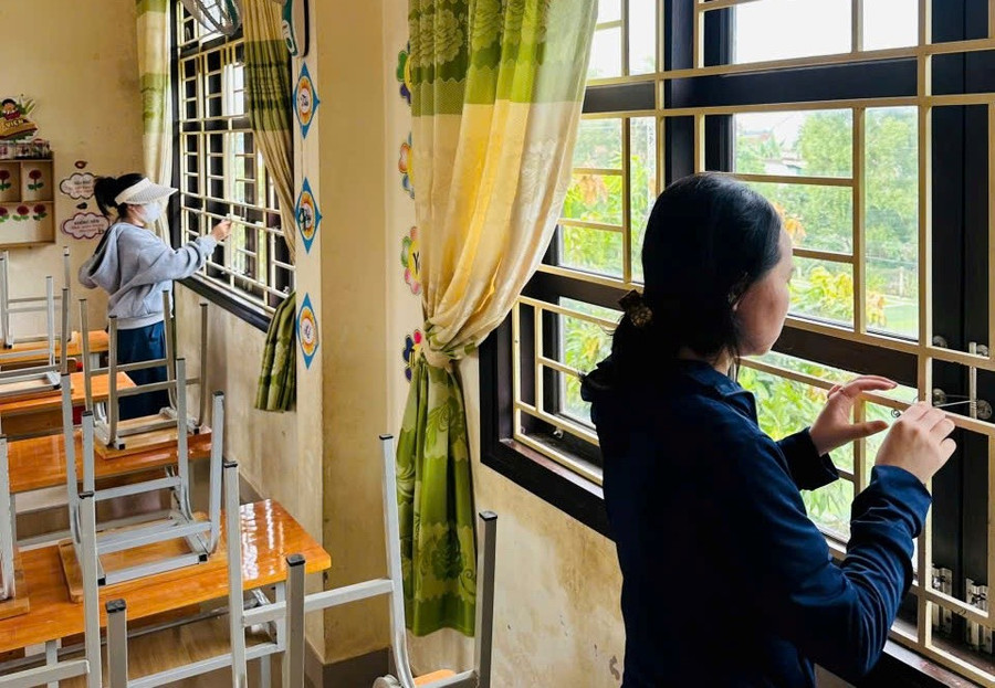 Trung Tâm Đăng Nhập MM88 Chính Thức Mới Trường Tiểu học Cẩm Duệ, chằng néo lại các cửa phòng học. z6939538572859-b5a758e023b5edb9771acbe0a8cffa18.jpg