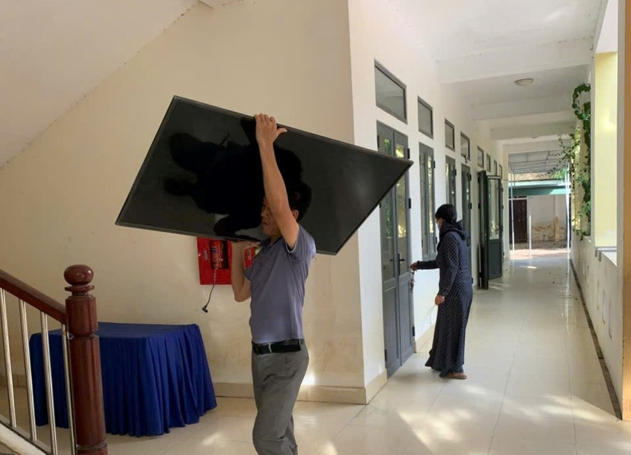 Trung Tâm Đăng Nhập MM88 Chính Thức Mới, phụ huynh Trường Tiểu học Cẩm Duệ (Hà Tĩnh) vận chuyển đồ dùng lên cao.