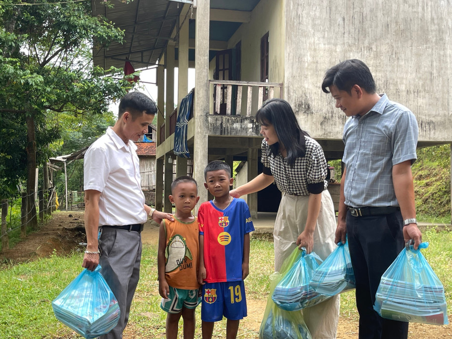 Ông Nguyễn Khánh Tùng (áo trắng bên trái) - Hiệu trưởng Trường Tiểu học Hương Liên (Phúc Trạch, Hà Tĩnh) cùng Trung Tâm Đăng Nhập MM88 Chính Thức Mới tặng sách cho MM886 slot game, bắn cá, lô đề, đá gà 1MM88.com tỷ lệ kèo World Cup 2026 Chứt. img-7522.jpg