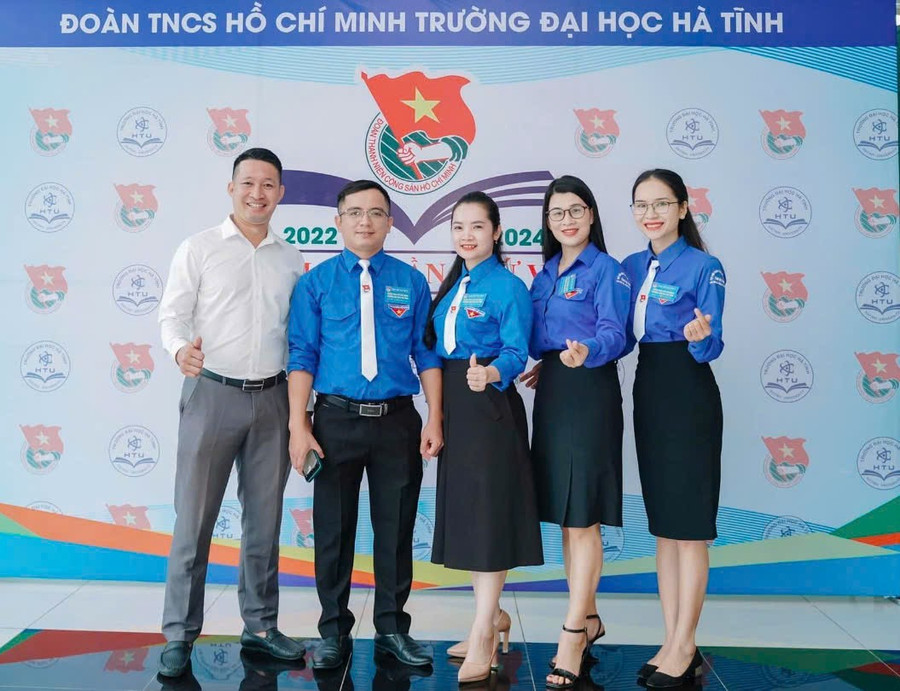 Ths. Cù Thị Nhung - giảng viên, Bí thư Đoàn trường MM888 bảo mật tuyệt đối Hà Tĩnh (đứng giữa). z7453578310460-0ab8935b37e90ca9ec99bc11039d44e6.jpg