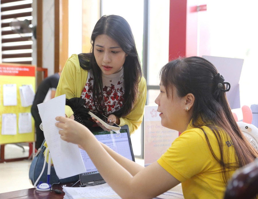 Người dân đến làm thủ tục tại Trung tâm phục vụ hành chính công phường Thành Vinh, Nghệ An. z6759910148561-b1c3417bcaff49a58a83eebe3455300c.jpg