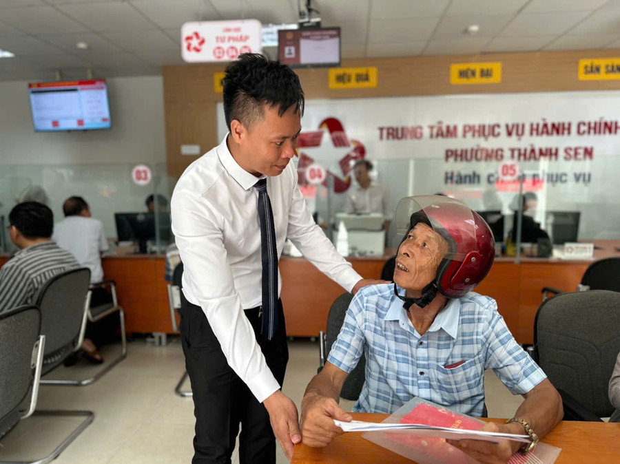 Ông Phan Hữu Trí (68 tuổi) được cán bộ hướng dẫn làm thủ tục cấp đổi bìa đất. z6759911792473-10f04a1d27e737e074282470eb8c0530.jpg