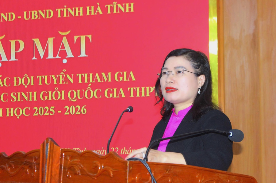 Bà Nguyễn Thị Nguyệt - Phó Chủ tịch UBND tỉnh Hà Tĩnh biểu dương tinh thần, trách nhiệm và những nỗ lực của thầy và trò các đội tuyển dự thi. img-2862.jpg