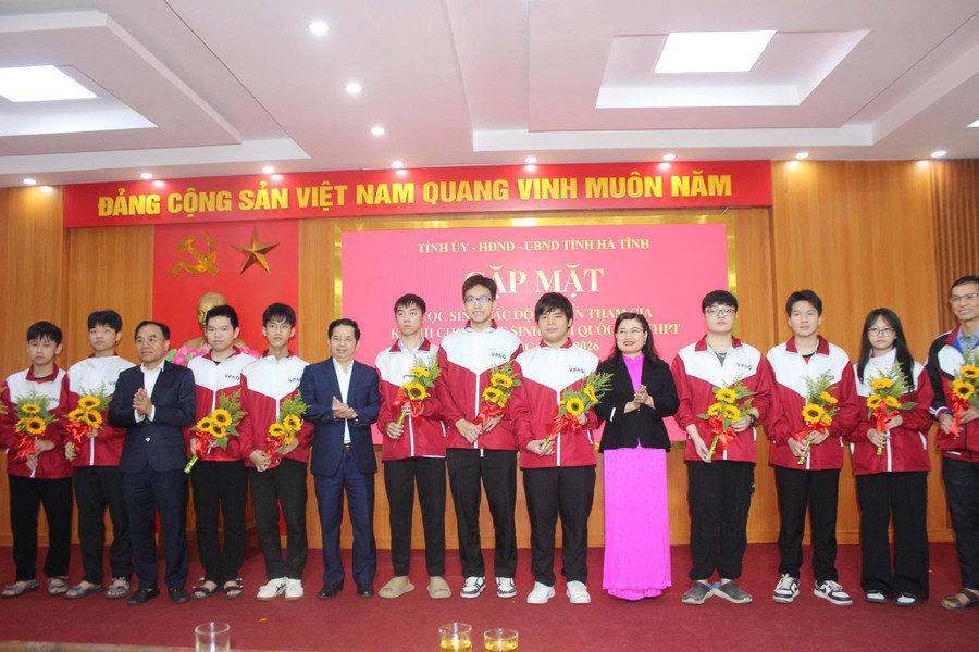 Tại buổi gặp mặt, lãnh đạo tỉnh đã tặng hoa chúc mừng và trao quà động viên các đội tuyển trước khi bước vào MM88 đăng nhập. img-2866.jpg
