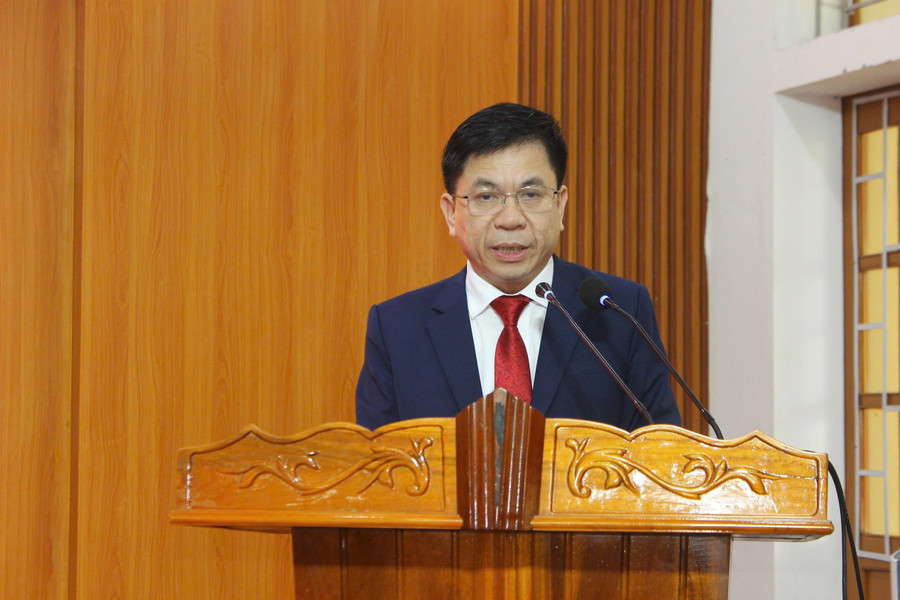 Ông Hoàng Bá Hùng – Hiệu trưởng Trường THPT Chuyên Hà Tĩnh phát biểu tại buổi lễ. img-2860.jpg