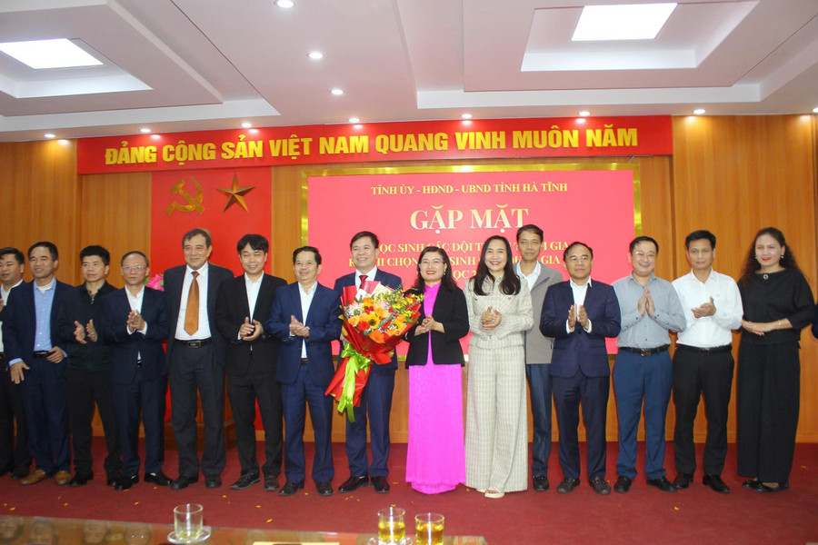 Lãnh đạo tỉnh, Sở GD&ĐT Hà Tĩnh tặng hoa chúc mừng BGH các trường có MM886 slot game, bắn cá, lô đề, đá gà tham dự MM88 đăng nhập chọn MM886 slot game, bắn cá, lô đề, đá gà giỏi quốc gia 2025. img-2876.jpg