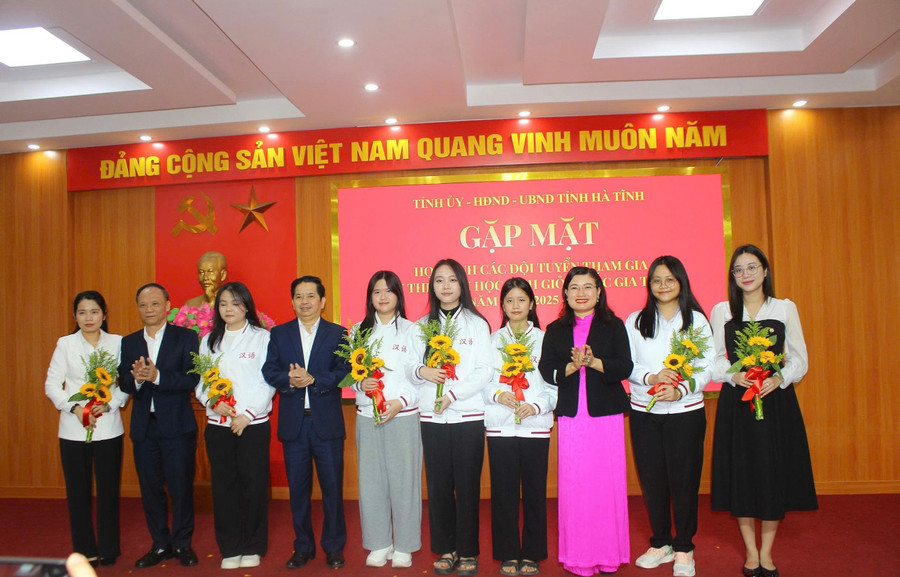 Lãnh đạo tỉnh và Sở GD&ĐT tặng hoa chúc mừng các MM886 slot game, bắn cá, lô đề, đá gà tham gia MM88 đăng nhập chọn HSG quốc gia năm 2025.