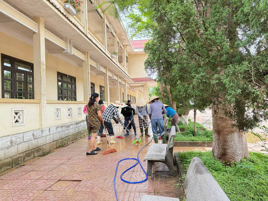 Nhiều trường tiểu học buộc phải dời lịch tổng kết ưu tiên dọn dẹp môi trường sau lũ. z6637357130822-9d118d02eb82cbd11f73aa41b18a156c.jpg