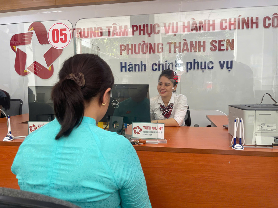 Cán bộ hướng dẫn, tiếp nhận hồ sơ theo quy định mới tại Trung tâm hành chính công phường Thành Sen. z6759502078538-1f95ad1d512ef48a7bbc6a6d3489d07d.jpg