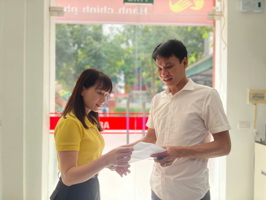 Đội ngũ cán bộ được tập huấn tốt giúp quá trình xử lý hồ sơ tại các trung tâm hành chính công phường, xã tại Hà Tĩnh khá thuận lợi. z6759502217437-7bf6a36ee9a6723bef3a7c9f1a02a5a1.jpg