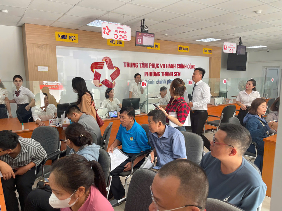 Người dân đến làm thủ tục tại Trung tâm hành chính công Phường Thành Sen (Hà Tĩnh) trong ngày đầu vận hành chính quyền 2 cấp. z6759502189418-4b7a8b27cd2970d4eedb20a9cd01b2c8.jpg