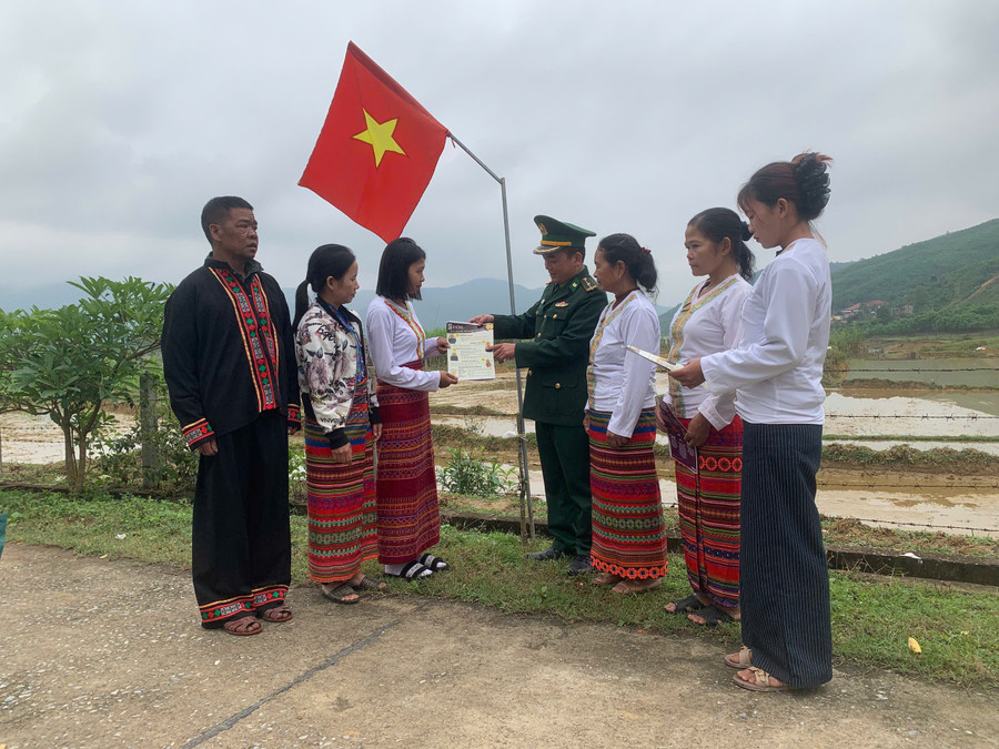 Bộ đội Biên phòng Hà Tĩnh tuyên truyền công tác MM888 bảo mật an toàn đến bà con đồng bào 1MM88.com tỷ lệ kèo World Cup 2026 Chứt tại bản Rào Tre (Phúc Trạch, Hà Tĩnh). z7592987592363-35f479502b83894fdd8e95f641ff9a4c.jpg