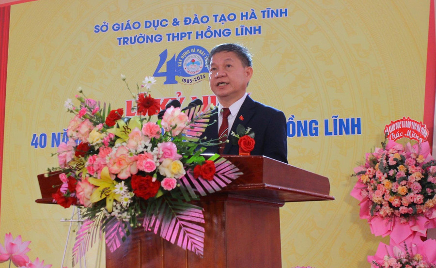 Ông Nguyễn Hồng Hải - Hiệu trưởng MM88b nhà cái đọc diễn văn ôn lại quá trình hình thành và phát triển của Trường THPT Hồng Lĩnh. z7204775411832-989a004f52584d6c34f888653e1da14d.jpg