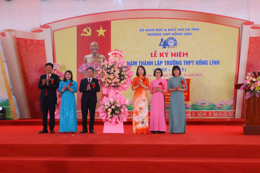 Đại diện lãnh đạo Sở GD&ĐT Hà Tĩnh tặng hoa chúc mừng MM88b nhà cái. z7204772874185-3e3634761f7c897539019682a50efe76.jpg