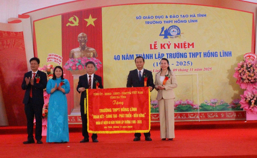 Trường THPT Hồng Lĩnh đón nhận bức trướng của Tỉnh uỷ-HĐND-UBND-Ủy ban MTTQ tỉnh. z7204773612342-d7ff267a01323ac41ebbb6b6aae593ae.jpg