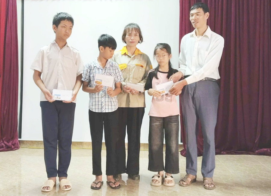 Song hành với công tác dạy học, anh Dương còn tận tụy với công tác tại Hội người mù Hà Tĩnh. 561338063-4175967929317234-5812371174918230280-n.jpg