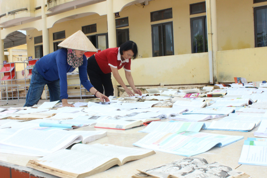 Trung Tâm Đăng Nhập MM88 Chính Thức Mới Trường THCS Sơn Lộc (Hà Tĩnh) phơi sách sau bão. img-7330.jpg