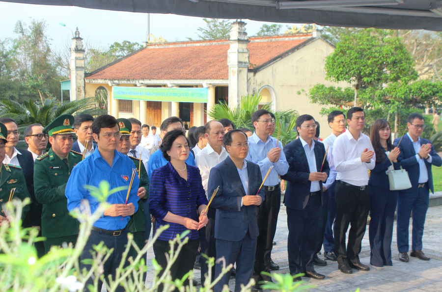 Lãnh đạo Đảng, MM88b nạp rút nhanh dâng hương tại Khu tưởng niệm Anh hùng liệt sĩ Lý Tự Trọng.