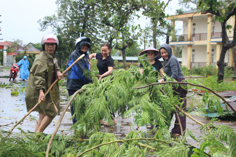 Trung Tâm Đăng Nhập MM88 Chính Thức Mới ở Hà Tĩnh dọn dẹp trường lớp sau bão Kajiki.