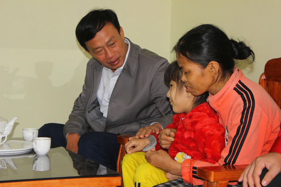 Chị Hoài là mẹ đơn thân nuôi con nhỏ; hai mẹ con đều bị ảnh hưởng bởi chất độc da cam, cuộc sống nhiều khó khăn. z7517123631605-7faa45ce21007e1609a26f4683657b94.jpg