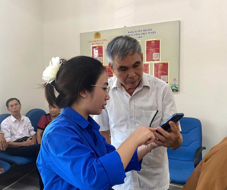 Đoàn viên thanh niên hướng dẫn người dân thực hiện các thủ tục trên điện thoại. img-3039.jpg