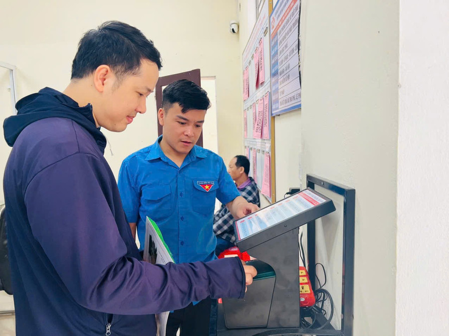 Đoàn viên Phường Trần Phú hỗ trợ người dân làm thủ tục tại Trung tâm Phục vụ hành chính công. z6786631069861-0e1a28f4839de86195e036ba94ed761f.jpg