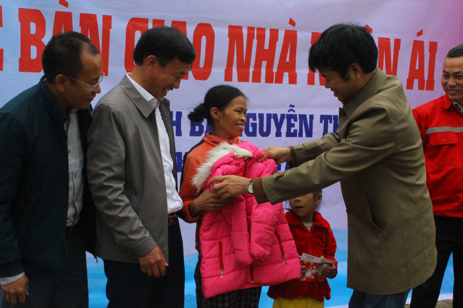 Nhân dịp này, nhiều cá nhân thông qua báo Giáo dục và Thời đại cũng gửi những món quà chia vui với gia đình chị trước thềm năm mới. img-7794.jpg