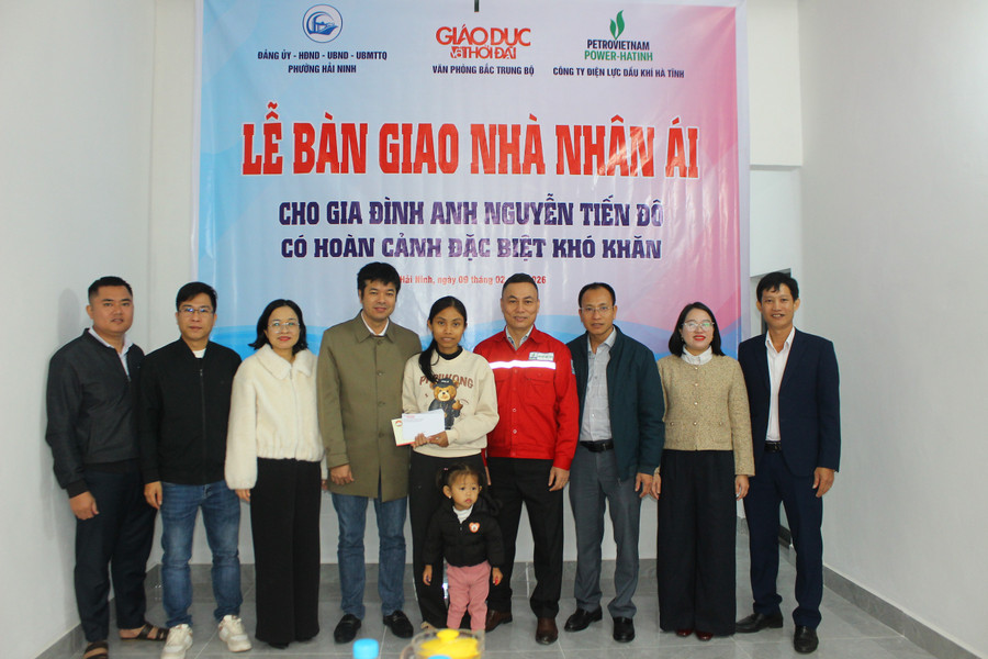 Đại diện chính quyền phường Hải Ninh cùng Báo Giáo dục và Thời đại; Công ty Điện lực Dầu khí Hà Tĩnh trao quà và bàn giao nhà nhân ái cho anh Nguyễn Tiến Đô và chị Nguyễn Thanh Trinh. img-7728.jpg