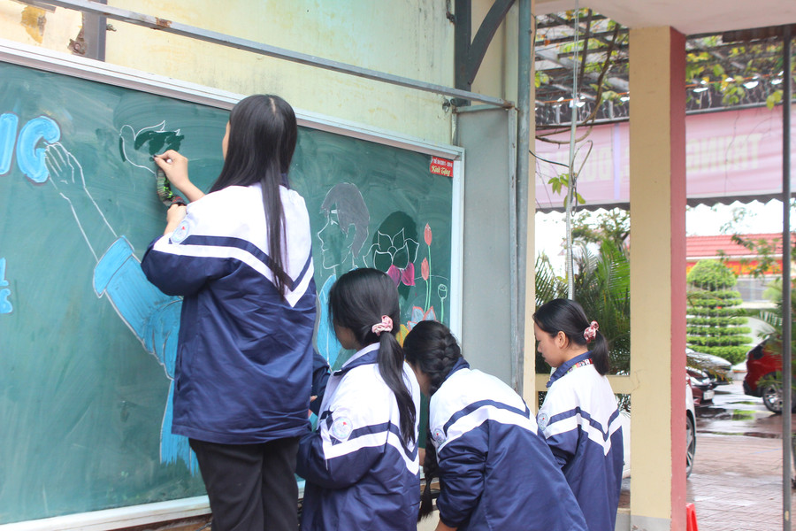 Các bảng thông tin trường học được trang trí khẩu hiệu, hình ảnh tuyên truyền thông tin MM888 bảo mật an toàn Đại biểu Quốc hội khóa XVI và đại biểu HĐND các cấp nhiệm kỳ 2026–2031. img-8762.jpg