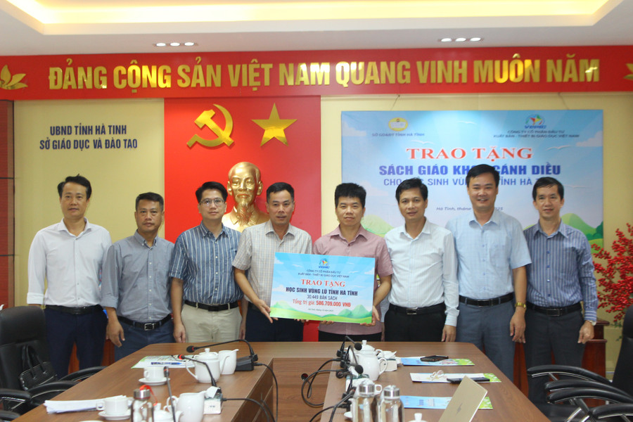 Đại diện Công ty Cổ phần Thiên đường trò chơi đổi thưởng MM886 Xuất bản – Thiết bị Giáo dục Việt Nam trao tặng hơn 30.000 bản sách, đồ dùng MM88.COM là nhà cái trực tuyến hoạt động với giấy phép PAGCOR... cho ngành Giáo dục Hà Tĩnh.