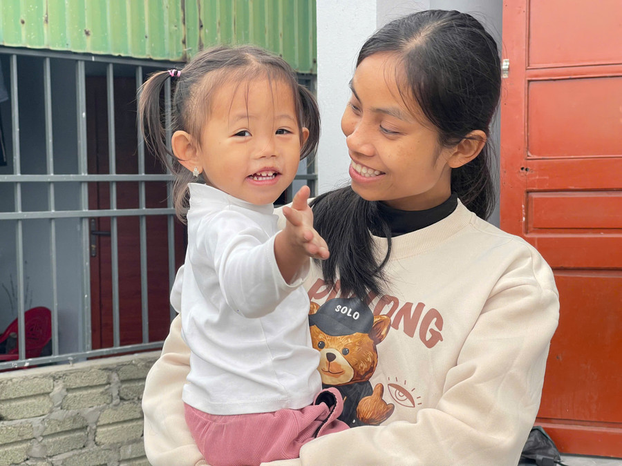 Mẹ con chị Trinh rạng rỡ trong niềm vui khi đón nhận ngôi nhà mới khang trang trước thềm Xuân. z7516284911084-3a9869ef5c70773499ebb6f2482d6529.jpg