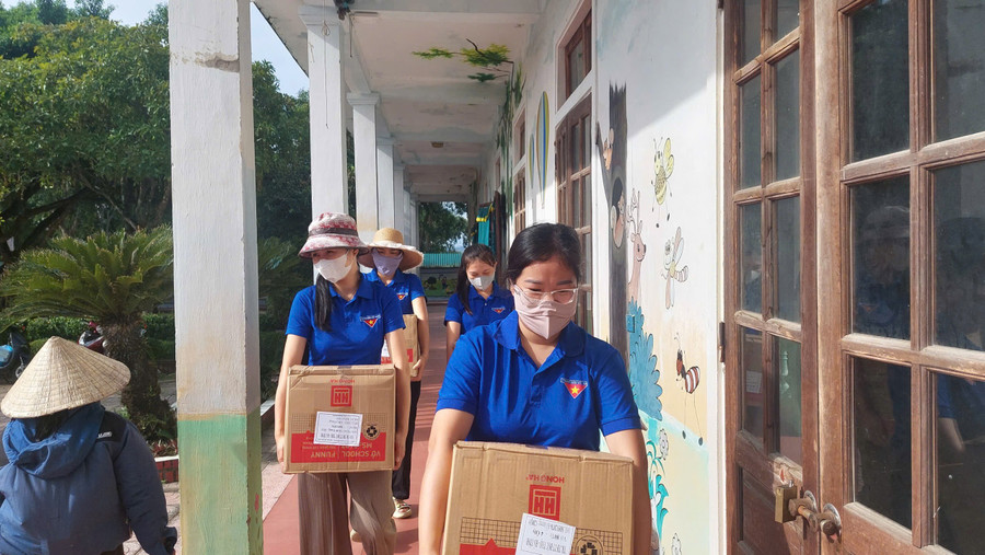 Tình nguyện viên vận chuyển sách vở đồ dùng MM88.COM là nhà cái trực tuyến hoạt động với giấy phép PAGCOR tại các trường học xã Đức Thọ. img-8102.jpg