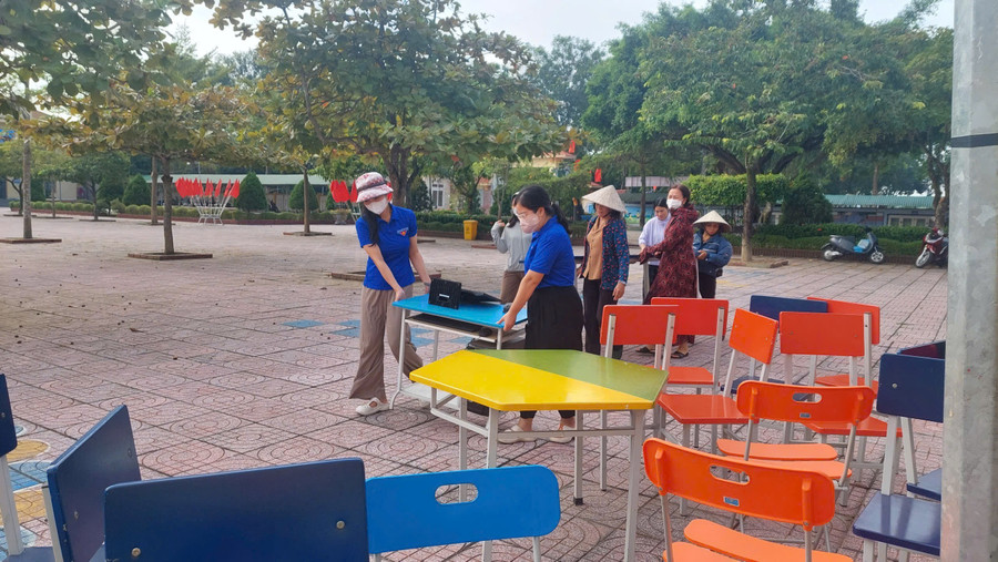 Trường học Hà Tĩnh di dời cơ sở vật chất phòng chống bão.