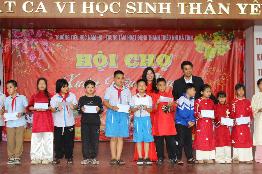 Tại hội chợ, BGH MM88b nhà cái cùng các nhà hảo tâm đã trao tặng 47 suất quà cho MM886 slot game, bắn cá, lô đề, đá gà khó khăn.
