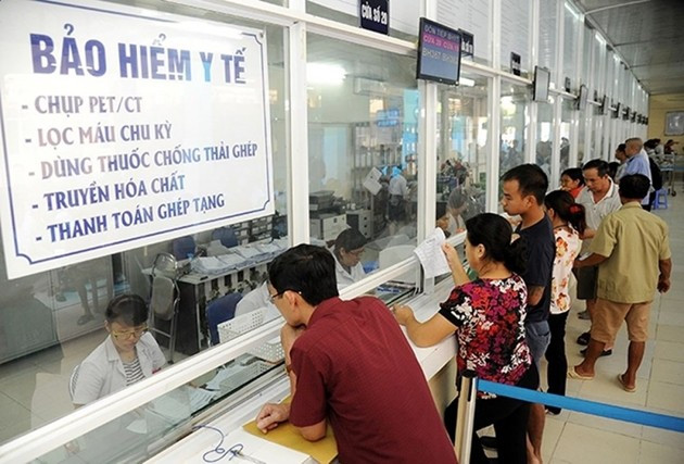 Người dân khám bệnh diện BHXH. img-2905.jpg