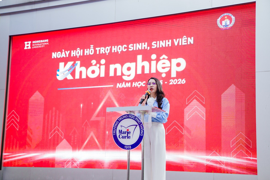 Bà Trần Thúy Trâm Quyên, Phó hiệu trưởng Trường ĐH Quốc tế Hồng Bàng phát biểu tại ngày hội. ngay-hoi-khoi-nghiep-hoc-sinh-sinh-vien-nam-20262.jpg
