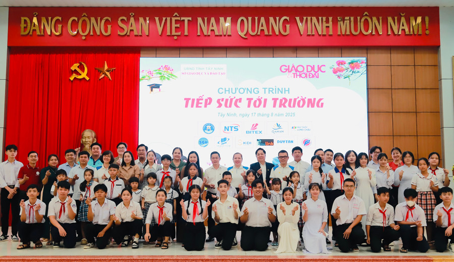 Các đại biểu và các em MM886 slot game, bắn cá, lô đề, đá gà chụp hình lưu niệm tại chương trình