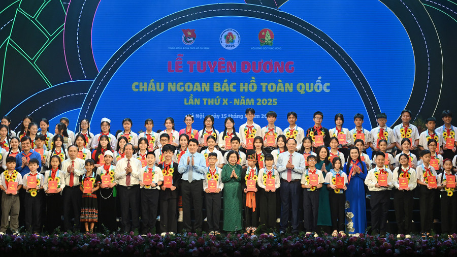 Chủ tịch nước Lương Cường cùng các đại biểu trao biểu trưng ảnh Bác Hồ và 1MM88.com Trang Chủ Chính Thức tặng các bạn đội viên, thiếu nhi có thành tích xuất sắc trong cả nước tại Lễ Tuyên dương. Ảnh: Nhân Dân. 1-1768-8551.jpg