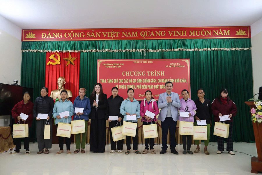 Lãnh đạo 2 đơn vị trao quà cho các hộ gia đình. 751afb4b0fe980b7d9f87.jpg