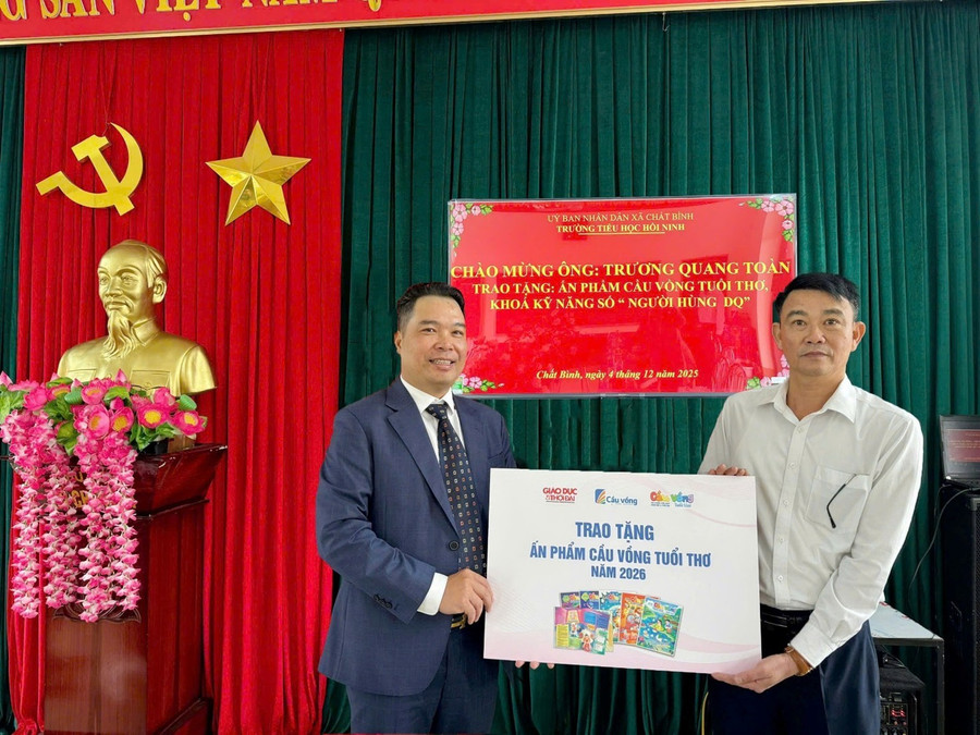 Ông Trương Quang Toàn trao ấn phẩm Cầu Vồng Tuổi thơ cho ông Phạm Văn Thuỵ - Hiệu trưởng Trường Tiểu học Hồi Ninh. picture5.jpg