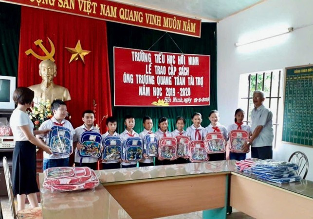 Trao tặng cặp sách năm học 2019–2020 do ông Trương Quang Toàn tài trợ. picture3.jpg