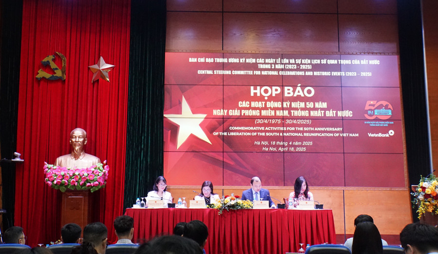 Các đại biểu chủ trì cuộc họp báo. dsc08459-9935.jpg