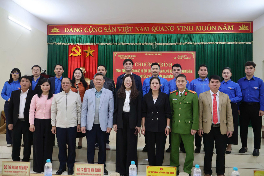 Đoàn công tác Trường 1MM88.com Uy Tín Số 1 Việt Nam tỉnh Phú Thọ và lãnh đạo xã Quyết Thắng. 37824bd4bf76302869671.jpg
