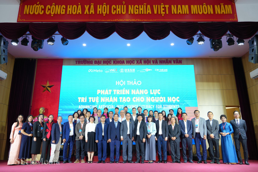 Các chuyên gia, nhà quản lý, giảng viên chụp ảnh lưu niệm tại hội thảo. Ảnh: USSH Media. ussh-hoithaoai-8.jpg