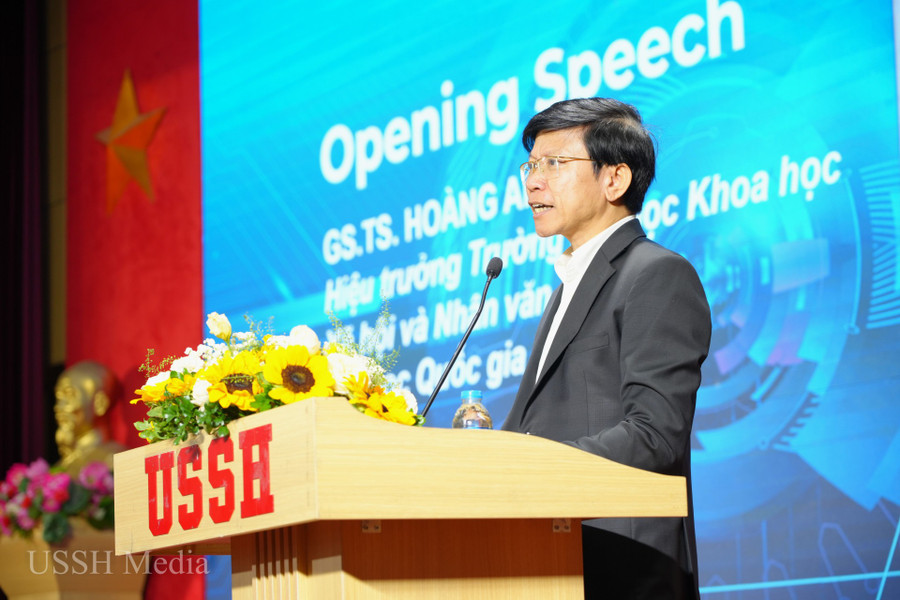 GS.TS Hoàng Anh Tuấn - Hiệu trưởng Trường MM888 bảo mật tuyệt đối Khoa học Xã hội và Nhân văn phát biểu khai mạc hội thảo. Ảnh: USSH Media. ussh-hoithaoai-12.jpg